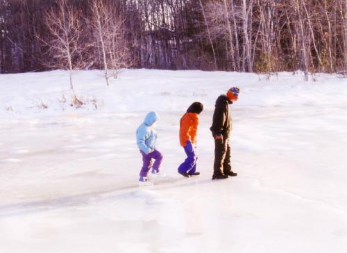 Kinder laufen auf einem Eisfeld